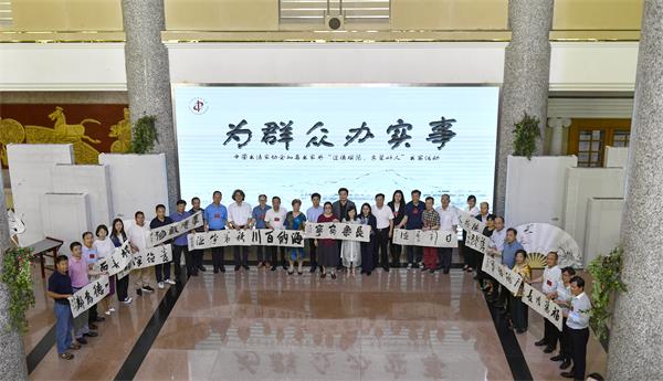 在长安镇图书馆举办“为群众办实事”——中国书协知名书家为“道德模范、东莞好人”书写活动