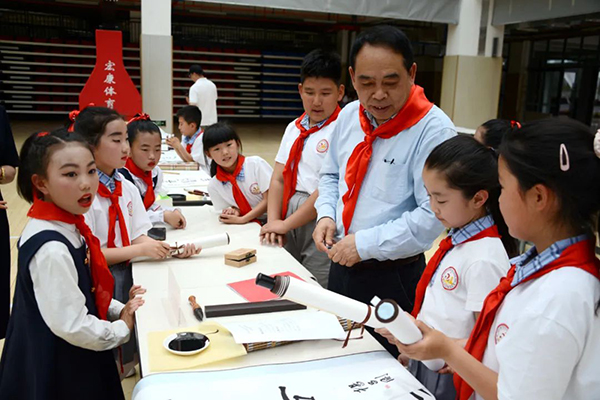 书法志愿服务小分队一行走进延安市新区第二小学