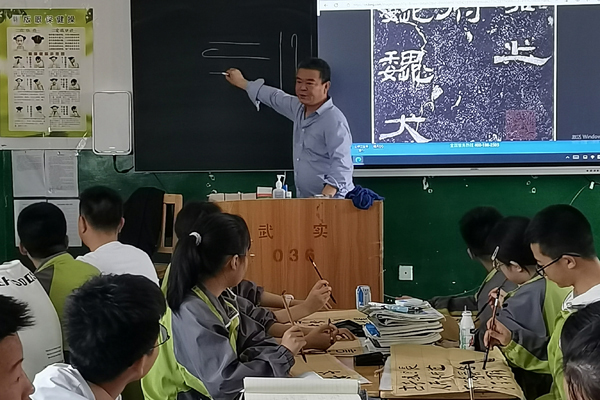 杜胜苏为学生进行书法教育培训